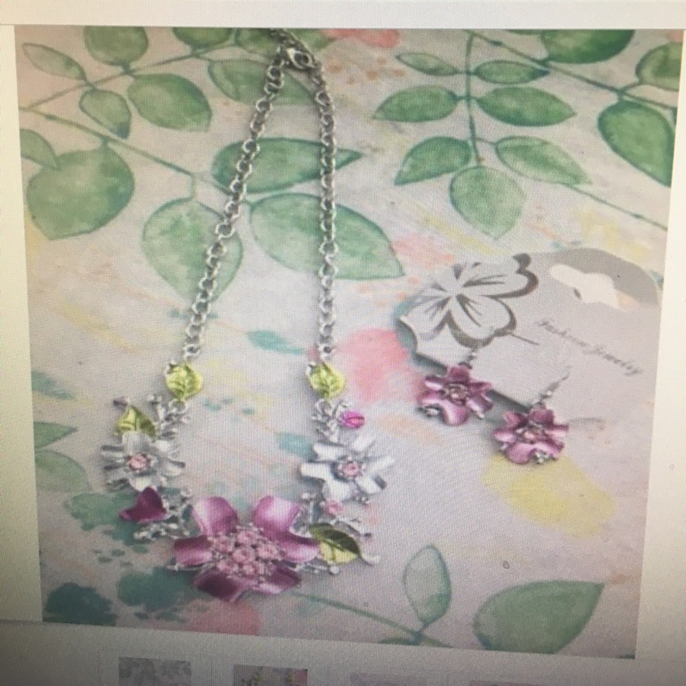 Flower 🌸 earrings and necklace set silver tone